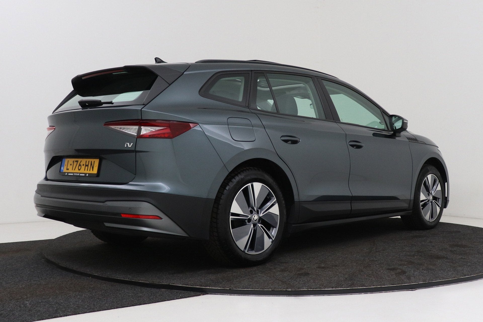 Skoda Enyaq iV 60 | Uitklap Trekhaak | Panoramadak | 95% SoH, Automaat, Zwart, 1865 kg, 179 pk