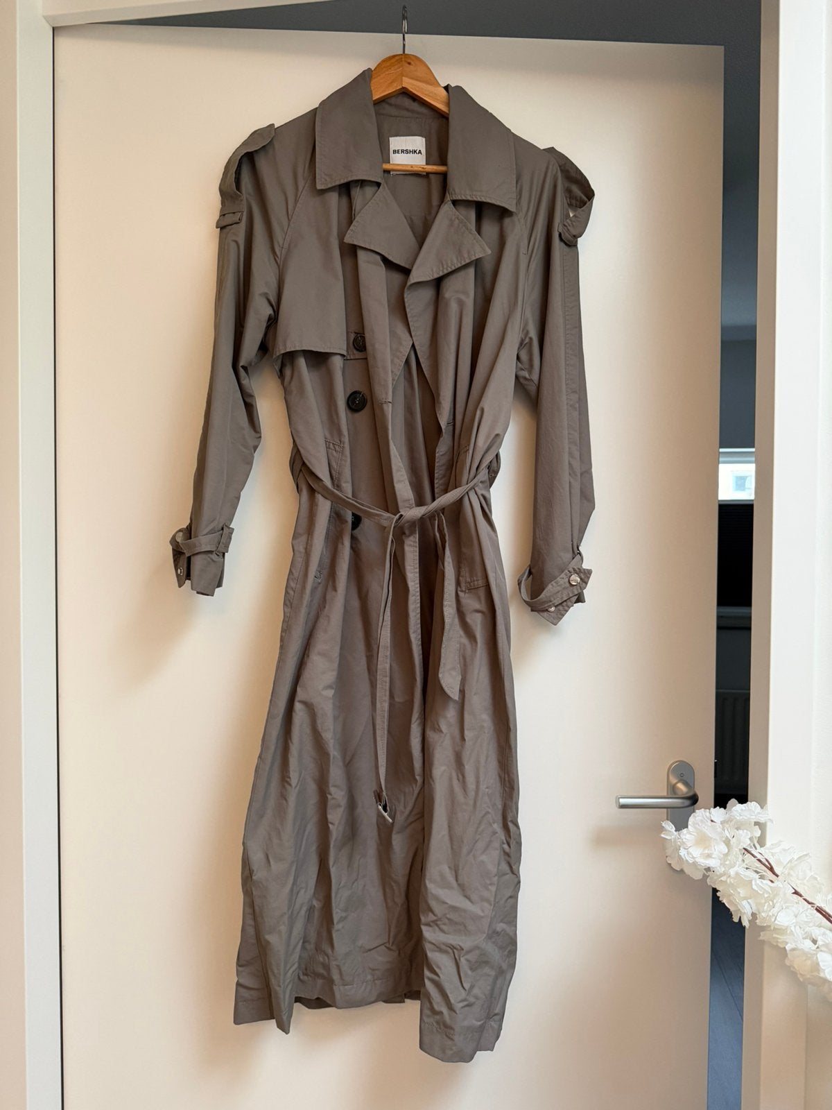 Bershka Grijze Trenchcoat, Ophalen of Verzenden, Zo goed als nieuw, Grijs