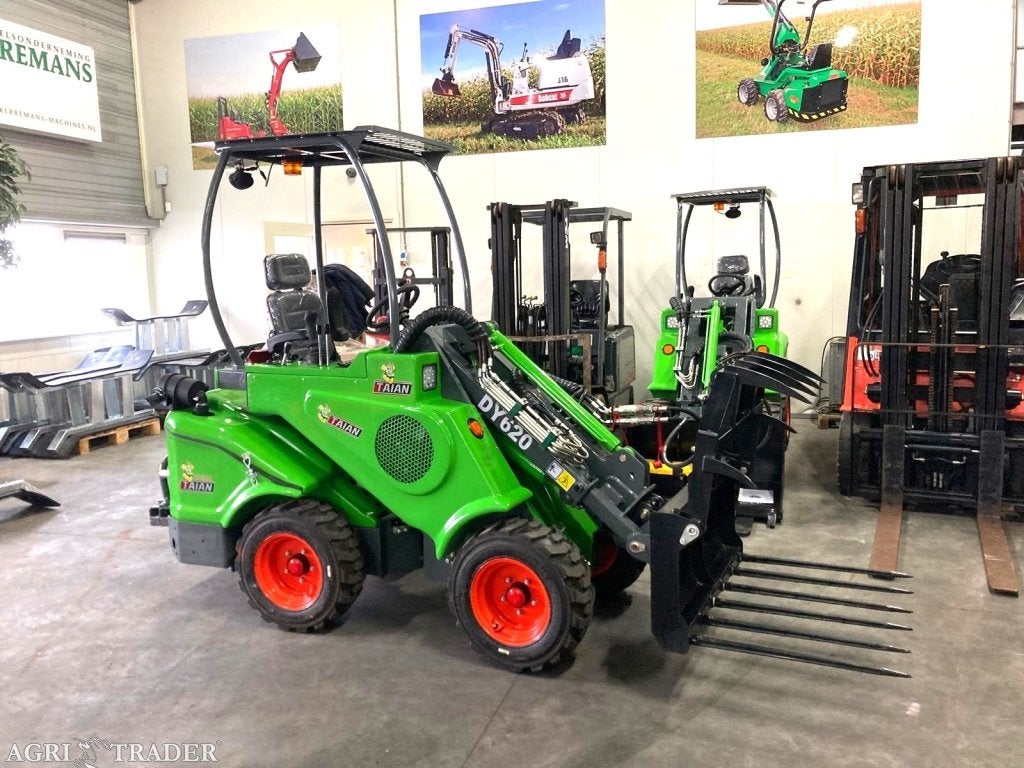 Nieuwe TAIAN DY620 minishovel met mestklem, bak en vorken, Zakelijke goederen, Machines en Bouw | Kranen en Graafmachines, -, Niet opgegeven