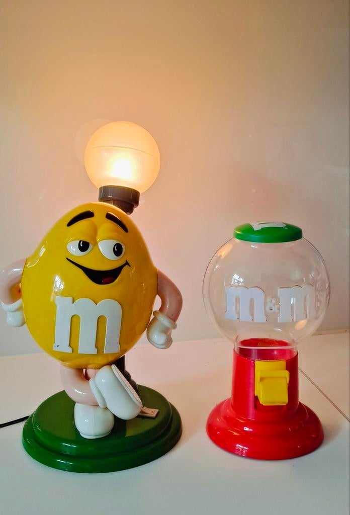 Vintage M&M’s lamp + dispenser – origineel & werkend, Verzamelen, Ophalen of Verzenden, Gebruikt, Lichtbak of (neon) lamp