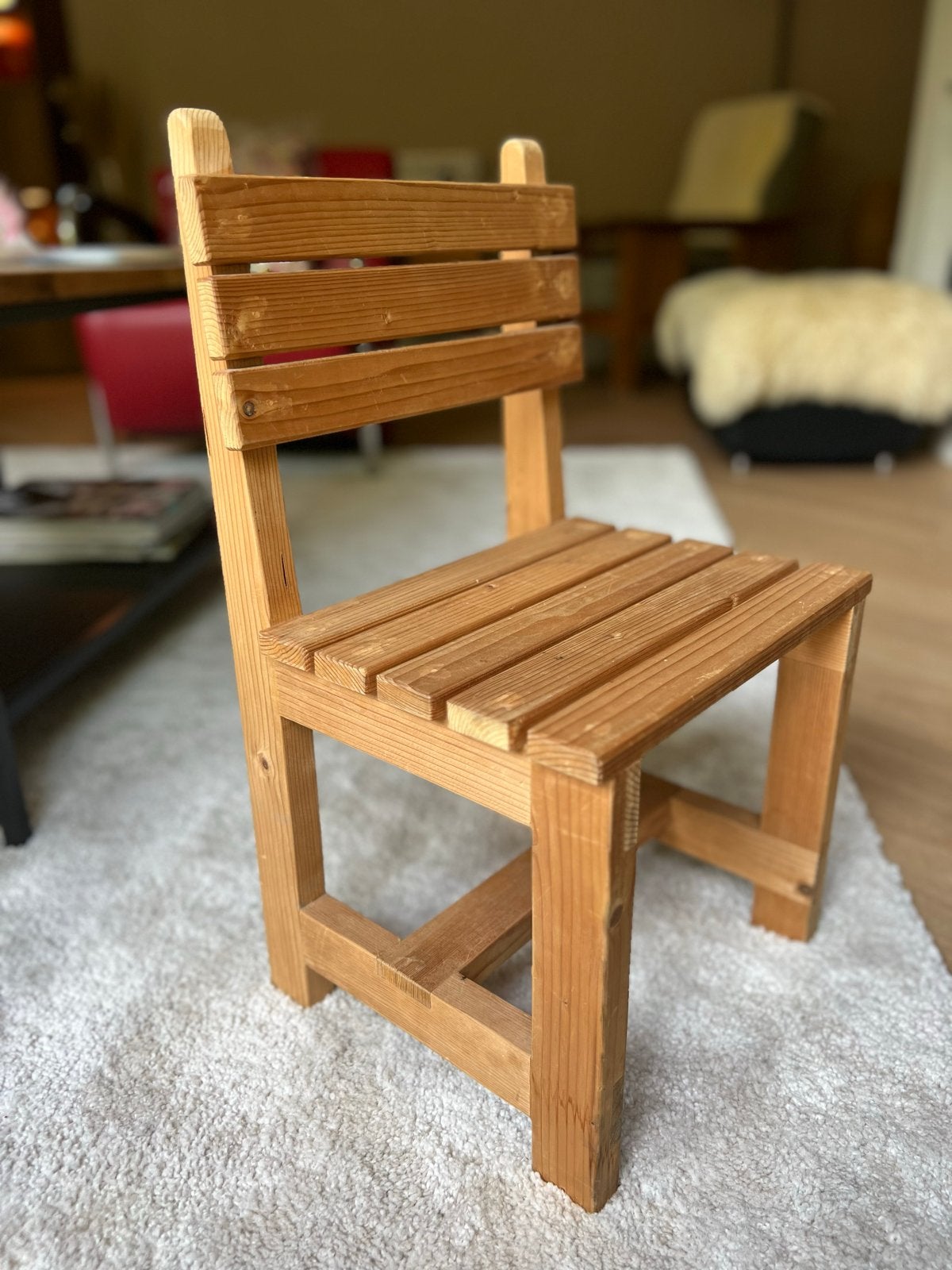 Stevig houten kinderstoeltje 55 cm hoog, Kinderen en Baby's, Kinderkamer | Tafels en Stoelen, Ophalen, Stoel(en)
