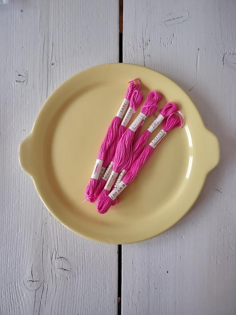 Mooi borduurgaren Sari Sticktwist - roze - 6 stuks, Ophalen of Verzenden, Nieuw, Handborduren, Borduurgaren of Zijde