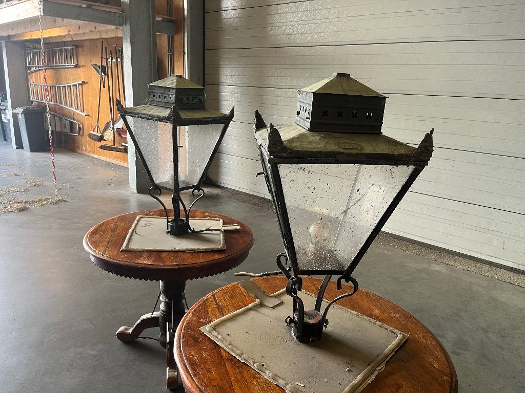 2 Antieke Lantaarns zeer fraai patina van ouderdom, Tuin en Terras, Ophalen, Overige materialen, Gebruikt, Staande lamp