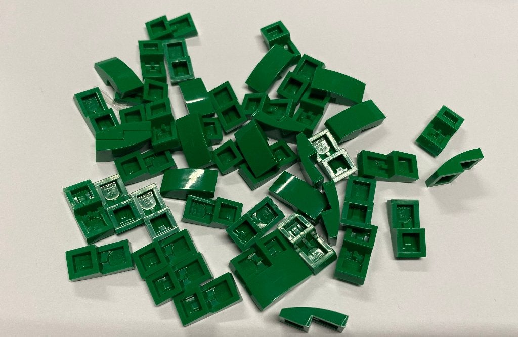 Partij 50x nieuwe 2x1 groene gebogen dakpan, Overige thema's, Lego, Nieuw, Ophalen of Verzenden