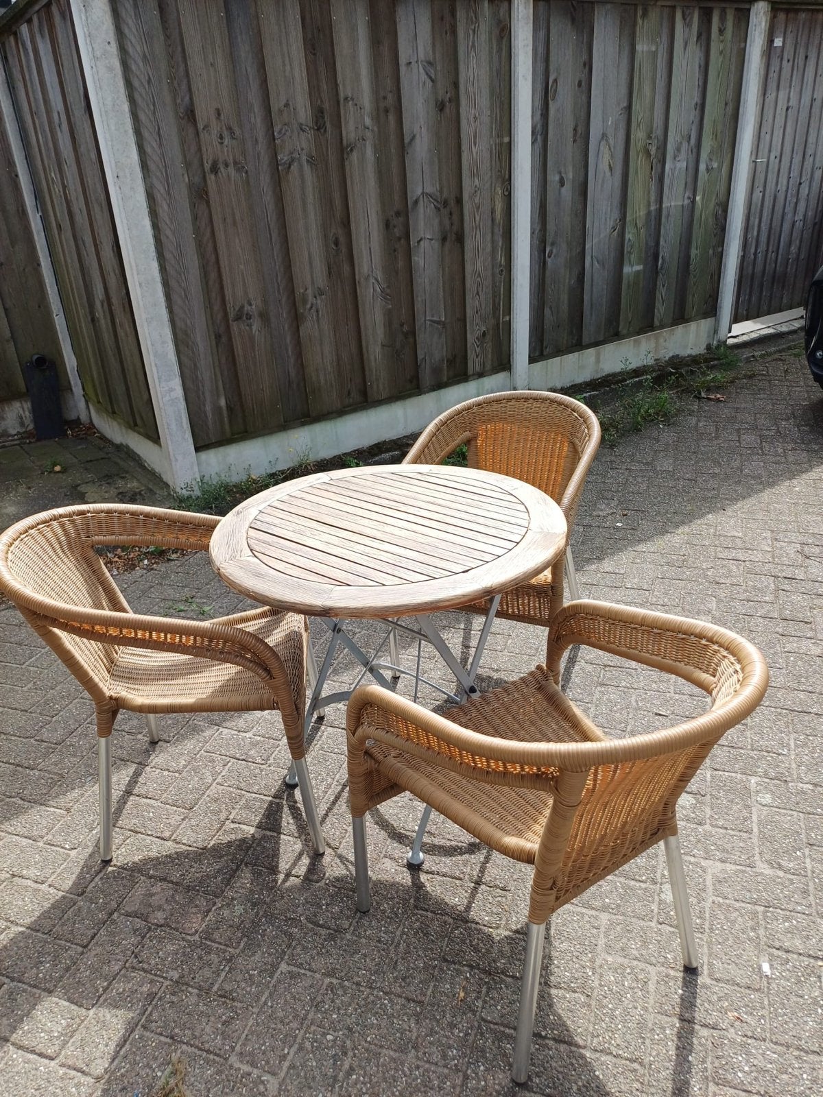 Tuinset met 3 rotan stoelen en houten tafel, Gebruikt, Eettafel, 3 zitplaatsen, Ophalen of Verzenden
