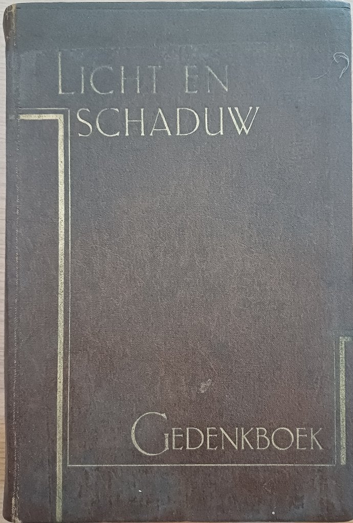 KORTING! Licht en schaduw - gedenkboek 1882-1932, Boeken, Ophalen of Verzenden, 20e eeuw of later, Gelezen