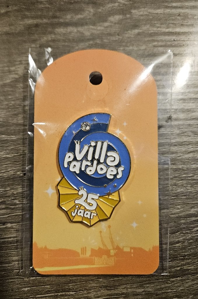 Villa Pardoes pin - 25 jaar jubileum, Verzamelen, Efteling, Ophalen of Verzenden, Nieuw, Button of Speldje