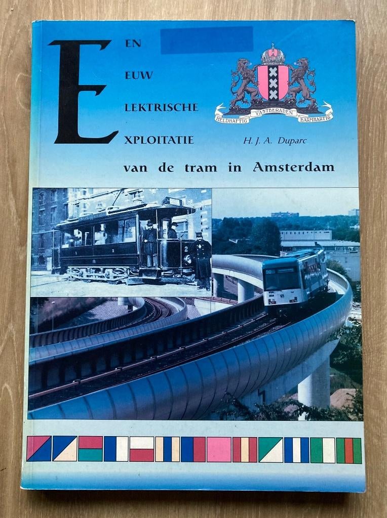 Een eeuw elektrische exploitatie van de tram in Amsterdam, Verzamelen, Spoorwegen en Tramwegen, Verzenden, Zo goed als nieuw, Tram