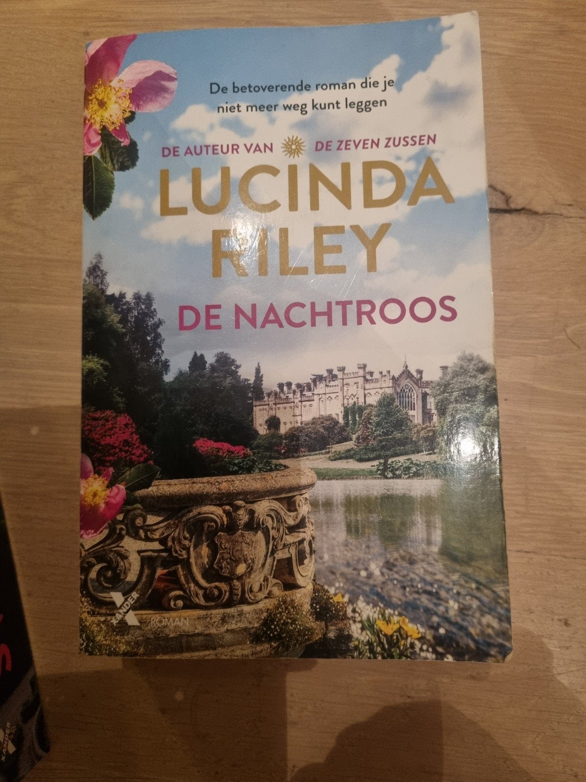 Lucinda Riley - De nachtroos, Boeken, Ophalen of Verzenden, Zo goed als nieuw, Lucinda Riley