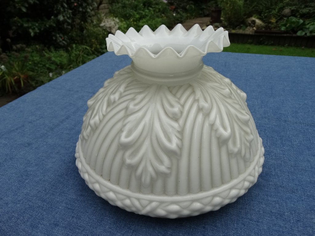 Antieke opaline lampenkap v olielamp, met bijzonder reliëf, Ophalen