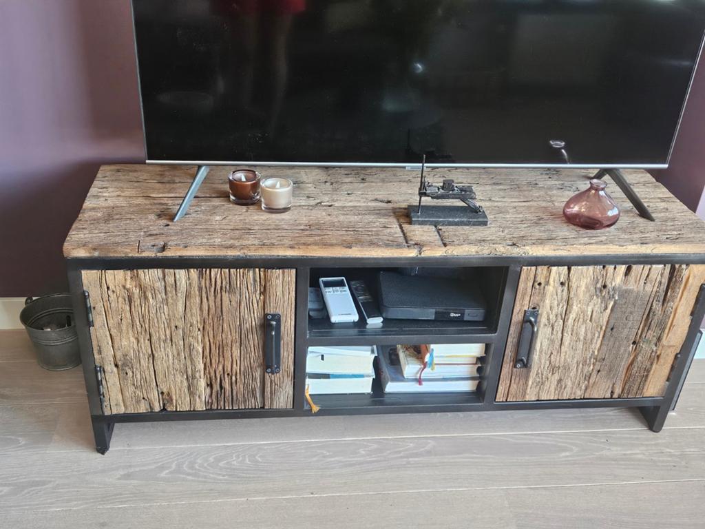 Stoer en sober dressoir van robuust hout en metaal, Huis en Inrichting, 100 tot 150 cm, 25 tot 50 cm, Industrieel, Stoer, Sober
