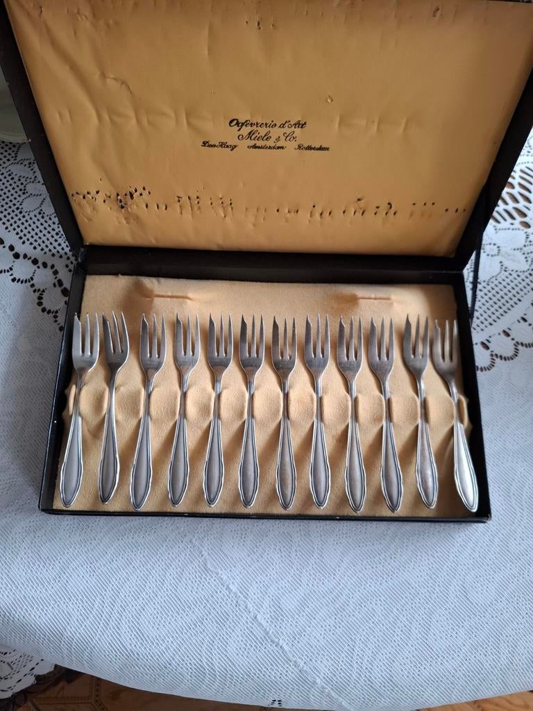 Antieke gebaksvorkjes Miele & Co. in originele doos, Antiek en Kunst, Antiek | Bestek, Ophalen of Verzenden