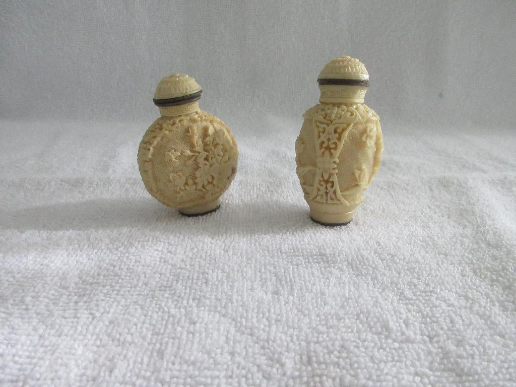 2 Chinese snuifflesjes materiaal onbekend ., Antiek en Kunst, Ophalen of Verzenden