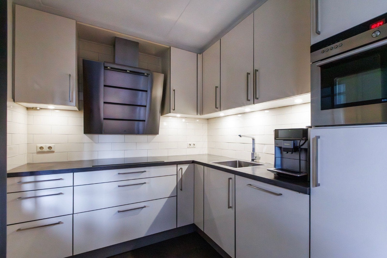 Keuken met combi oven, kookplaat, koelkast en afzuigkap, Ophalen, Gebruikt, Wit, Hoekkeuken