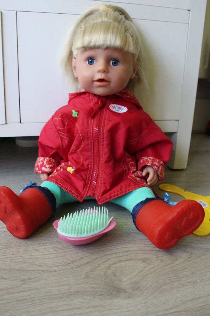 mooie babyborn grote zus in leuke kleding + regenjas laarzen, Ophalen of Verzenden, Zo goed als nieuw, Babypop