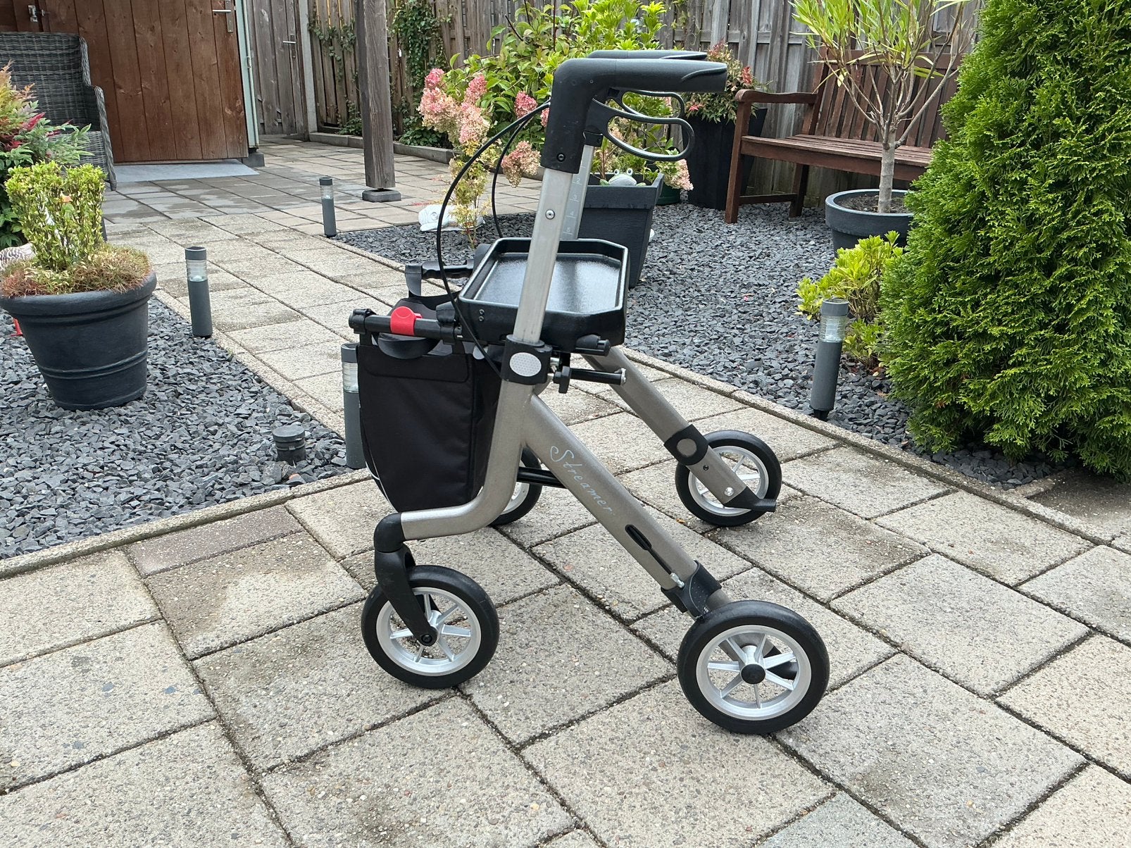 Als nieuw  rehasense rollator met softbanden  en dienblad, Ophalen, Zo goed als nieuw
