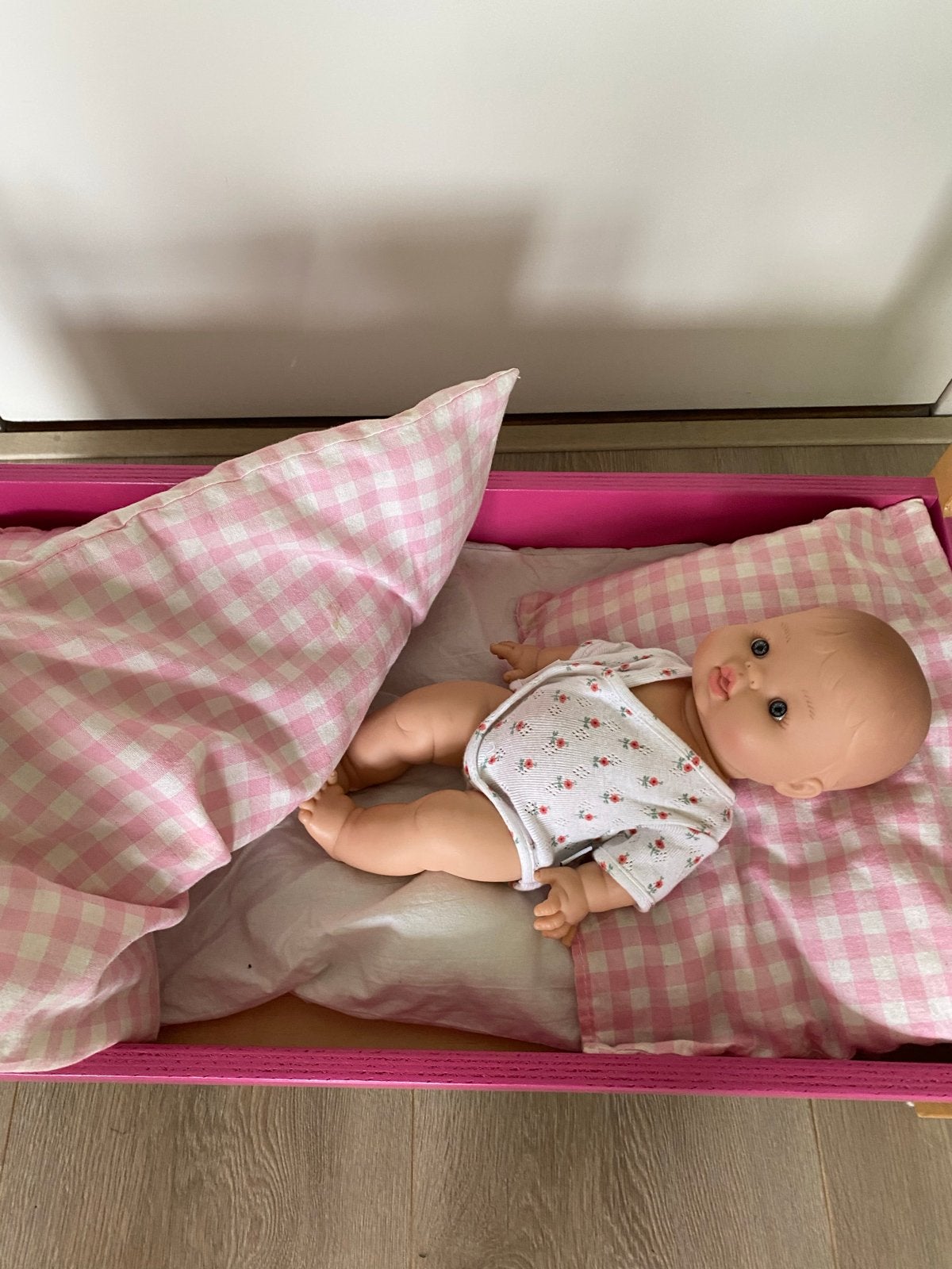 Houten bedje en roze geruit beddengoed, Kinderen en Baby's, Speelgoed | Poppen, Ophalen of Verzenden, Gebruikt, Babypop
