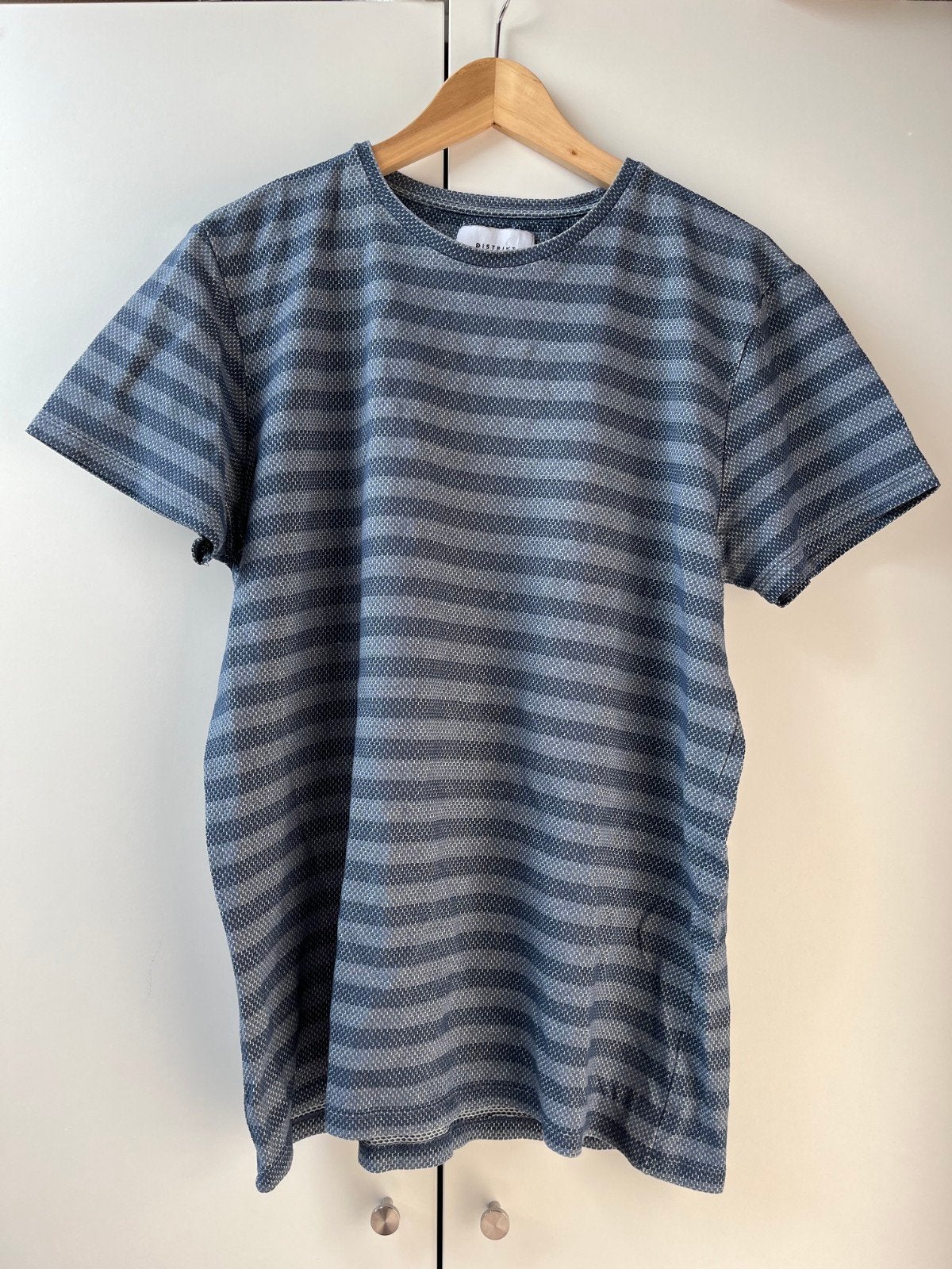 Blauw gestreept t-shirt Distrikt maat L in nieuwstaat, Maat 52/54 (L), Blauw, Ophalen of Verzenden, Zo goed als nieuw