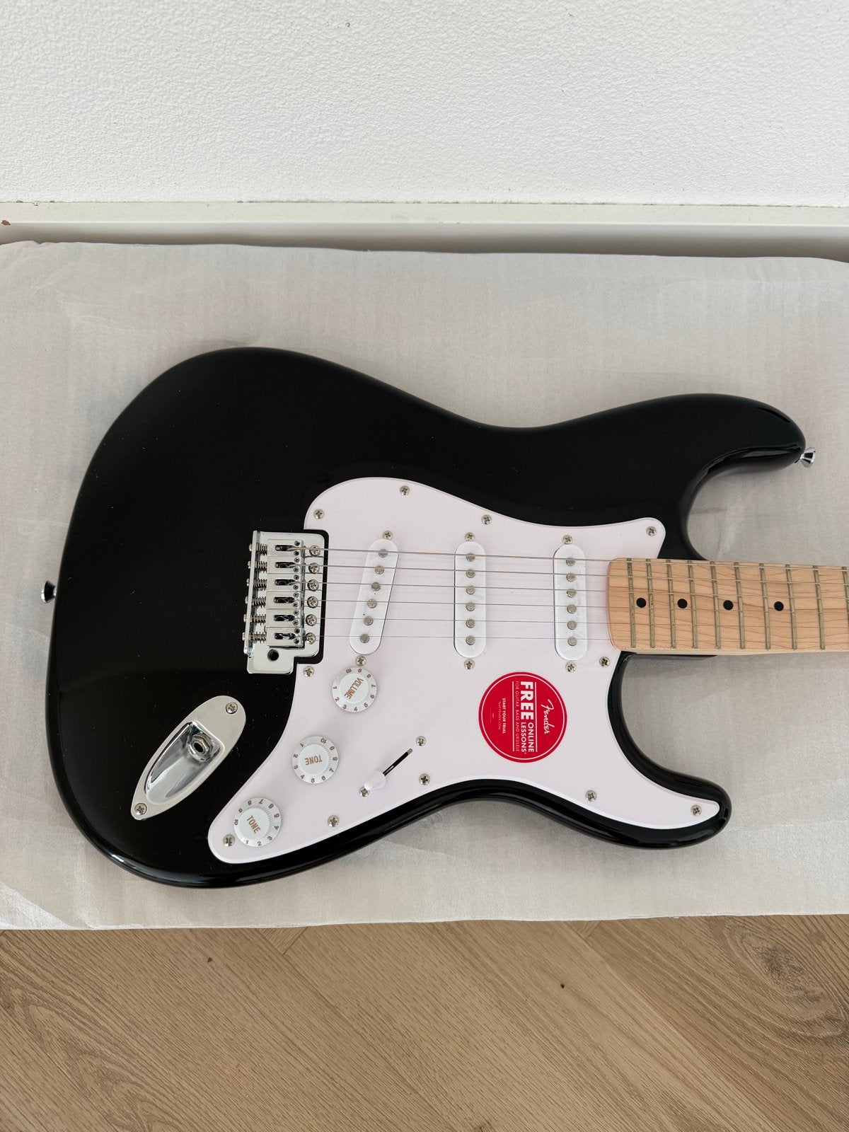 Squier Stratocaster by Fender - Nieuw in doos, Ophalen of Verzenden, Zo goed als nieuw, Solid body, Fender