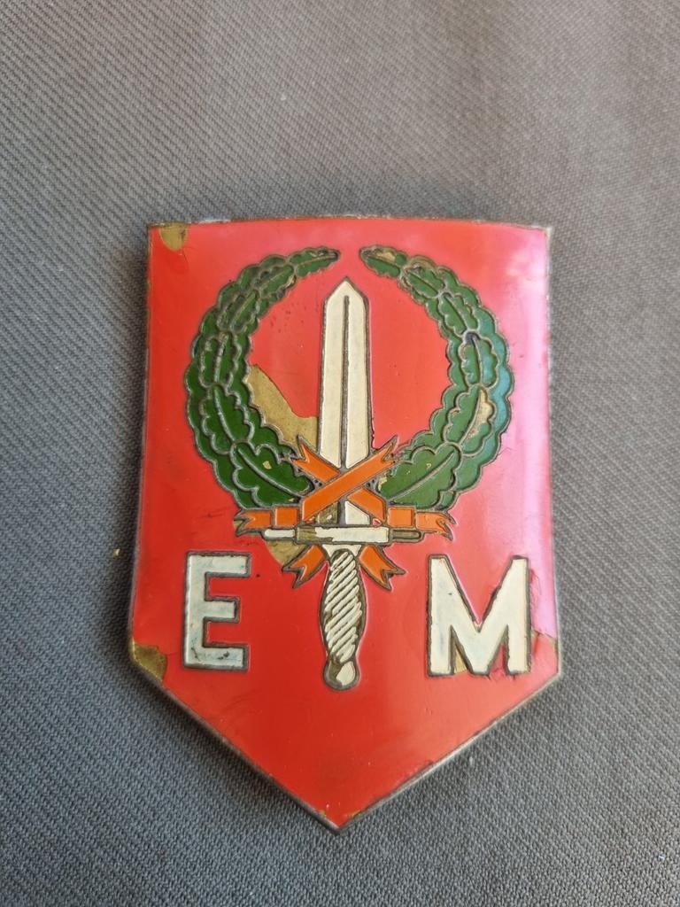 Metalen KNIL mouwembleem EM (bevestiging ontbreekt), Ophalen of Verzenden, Landmacht, Nederland, Embleem of Badge