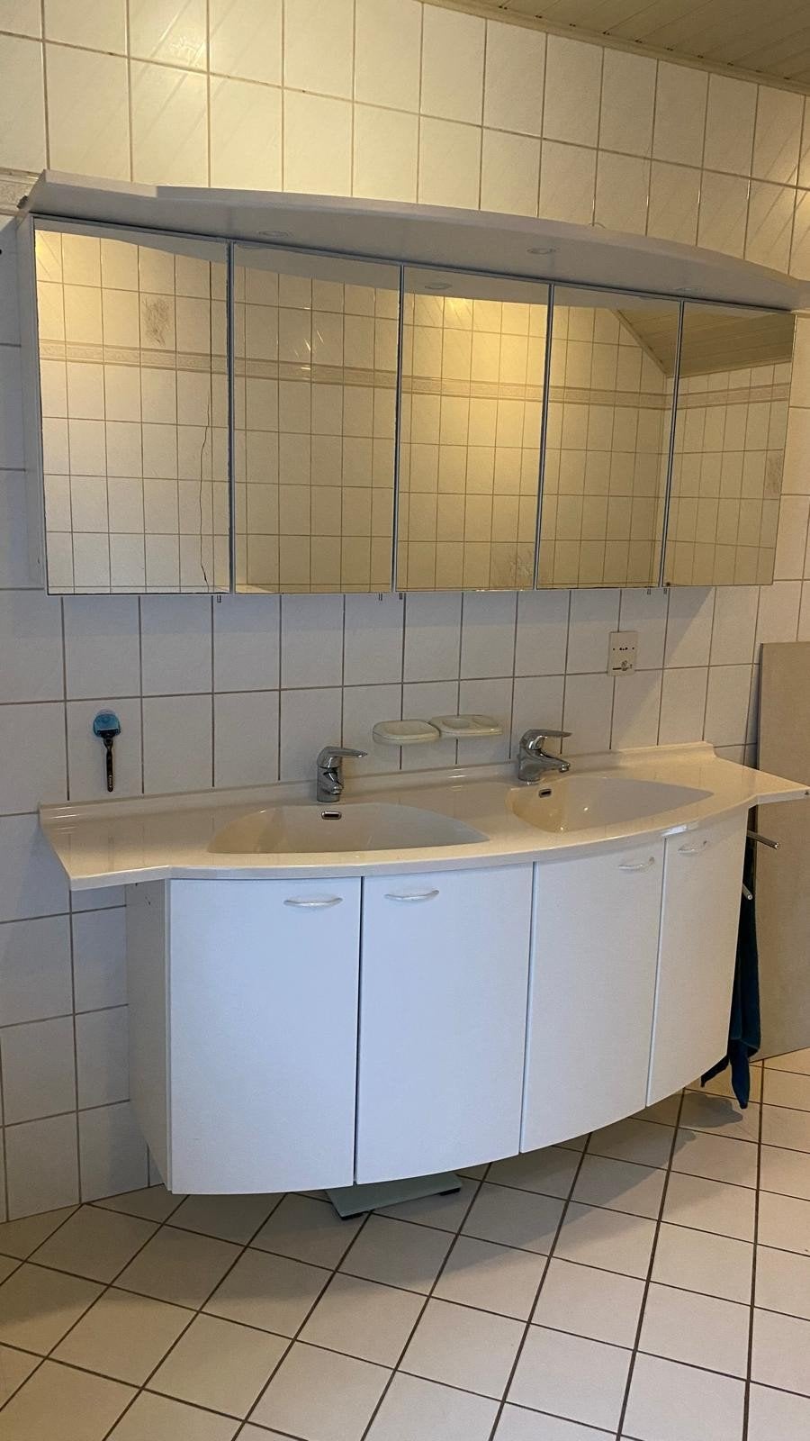 GRATIS!! Badkamermeubel met dubbele wasbak en spiegelkast, Ophalen, Gebruikt, 150 tot 200 cm, Minder dan 100 cm