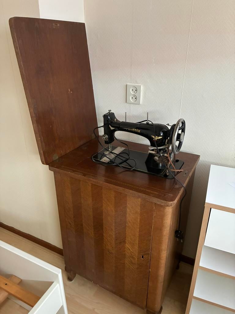Practige antieke naaimachine, Ophalen