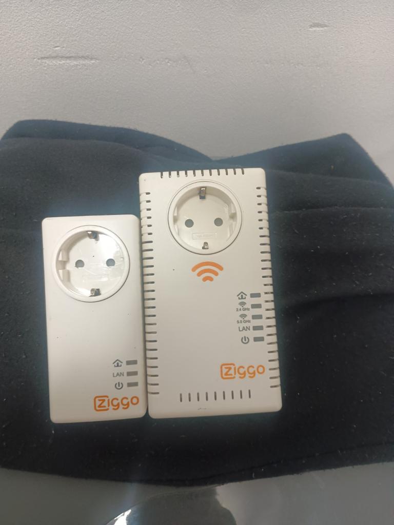 Ziggo Powerline WiFi Adapter Set (2 stuks), Ophalen of Verzenden, Gebruikt, Router, Ziggo