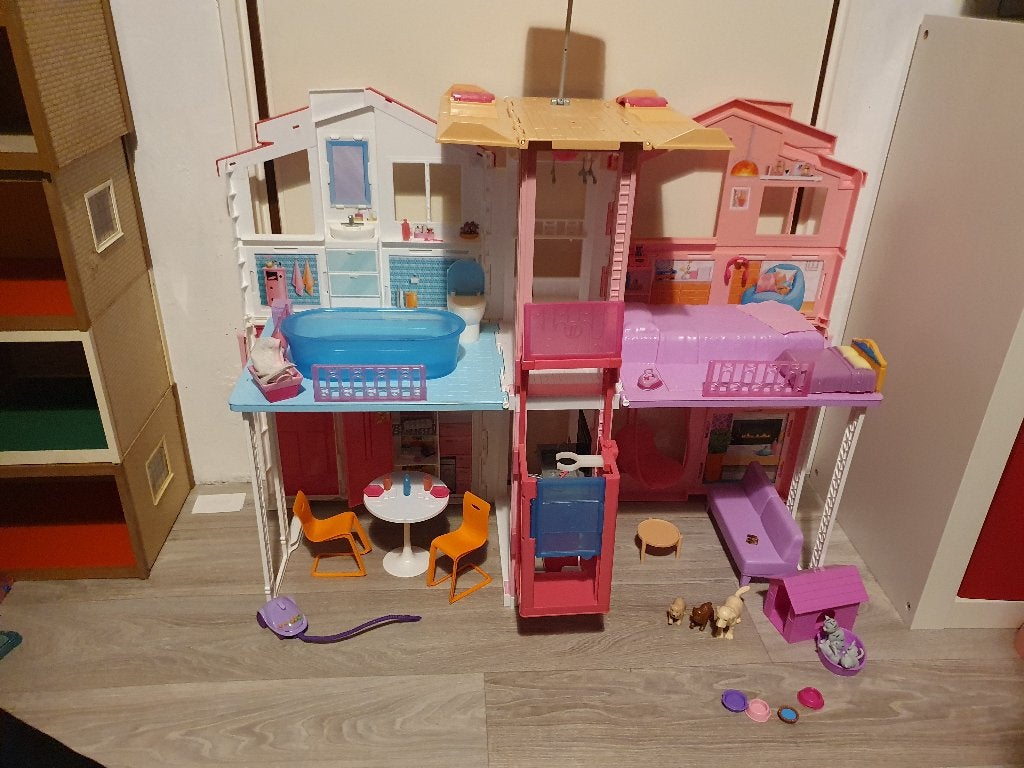 Groot Barbie Poppenhuis met Meubels en Accessoires, Ophalen of Verzenden, Zo goed als nieuw, Poppenhuis