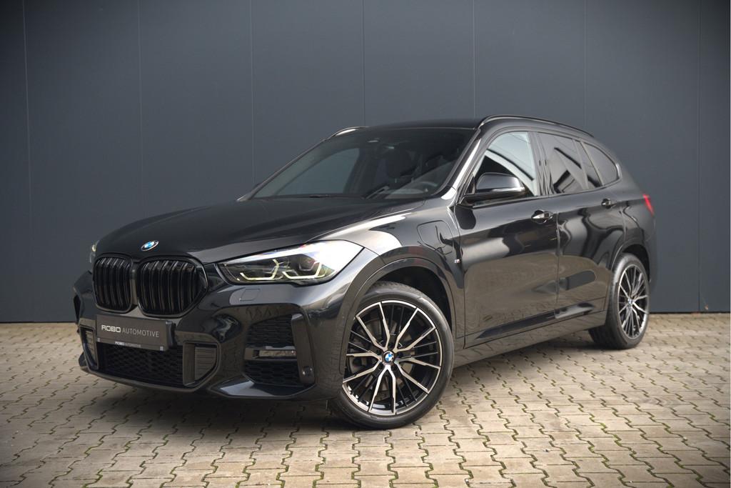 BMW X1 xDrive25e Executive M Sport | Stoelverwarming | Trekh, Auto's, BMW, Gebruikt, 95 pk, Leder en Stof, Zwart