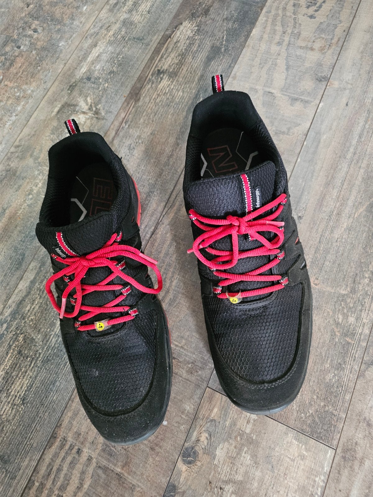 Zwarte sneakers met rode veters werkschoenen, Ophalen, Onbekend, Zwart, Sneakers of Gympen
