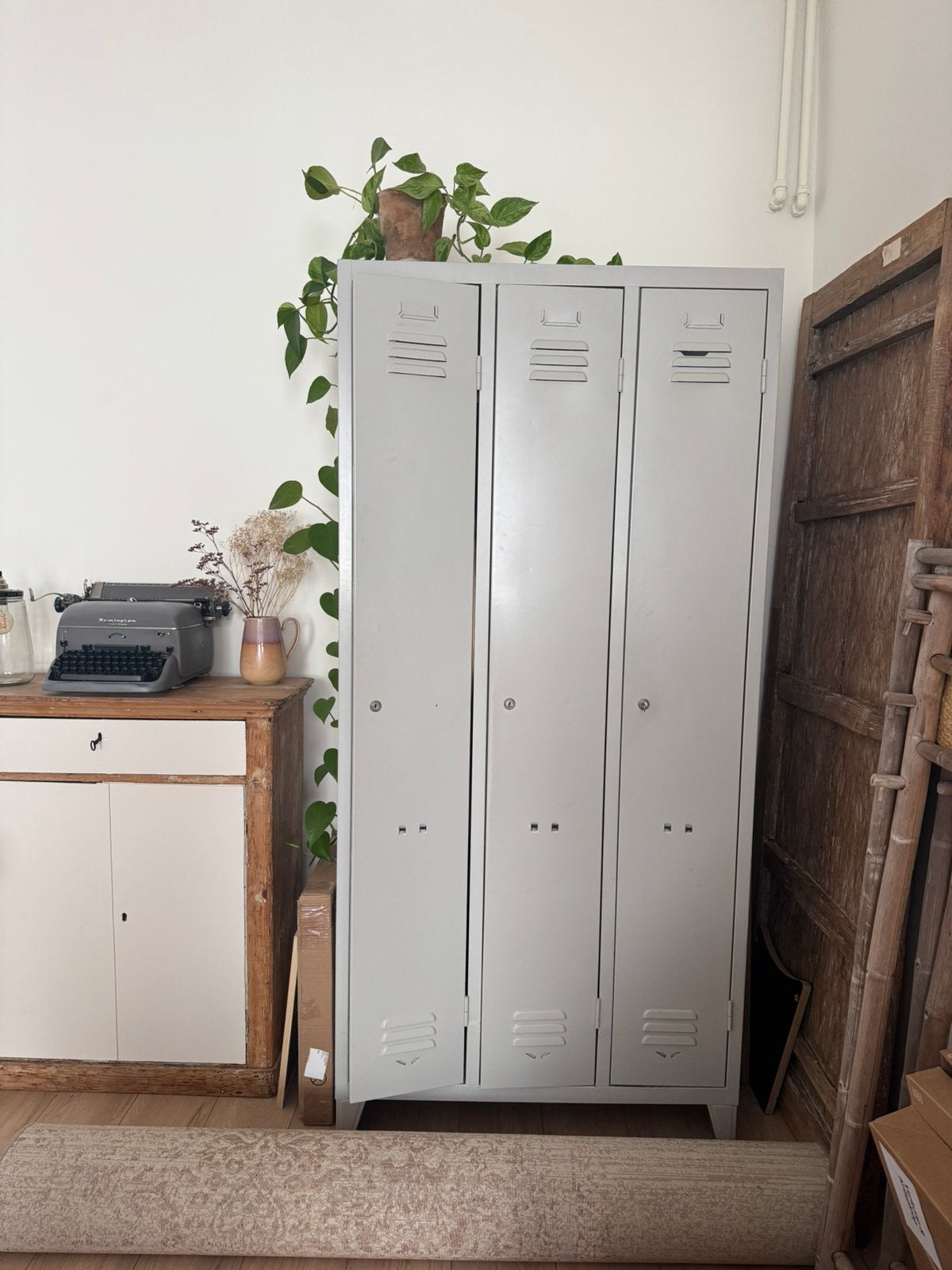 Lichtgrijze metalen lockerkast 3-deurs, Huis en Inrichting, Kasten | Lockerkasten, Ophalen, Gebruikt, Industrieel