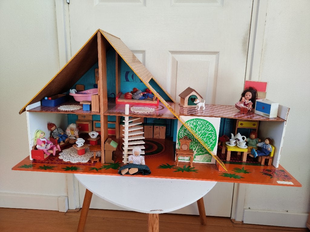 Vintage poppenhuis Okwa met popjes en meubeltjes, Ophalen, Gebruikt, Poppenhuis