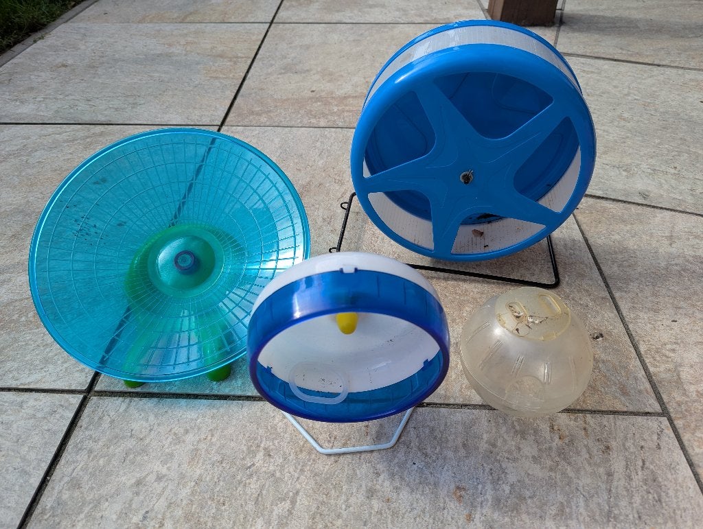 Hamster speelgoed (groot & klein looprad, draaiende schotel), Dieren en Toebehoren, Ophalen, Zo goed als nieuw, Speelgoed