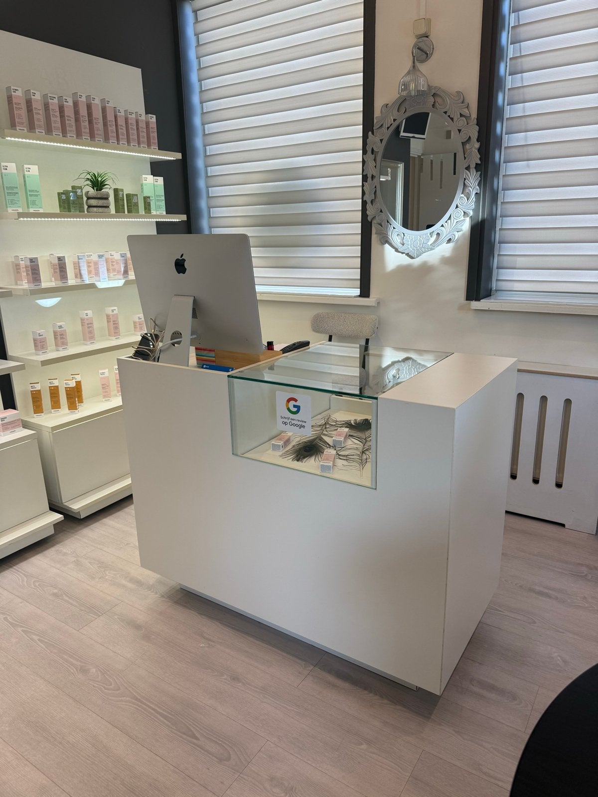 Moderne witte balie met glazen vitrine en opbergruimte, Ophalen