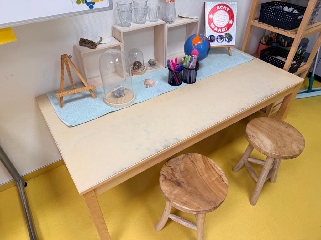 Gratis kleutertafel - Montessori Valkenbos Den Haag, Huis en Inrichting, Gebruikt, 100 tot 150 cm, Vier personen, Rechthoekig