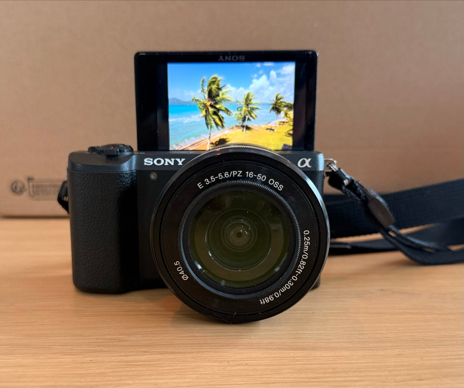 Sony A5100 systeemcamera + 16-50mm lens - Zo goed als nieuw, Audio, Tv en Foto, Kantelbaar/draaibaar scherm, Ophalen of Verzenden