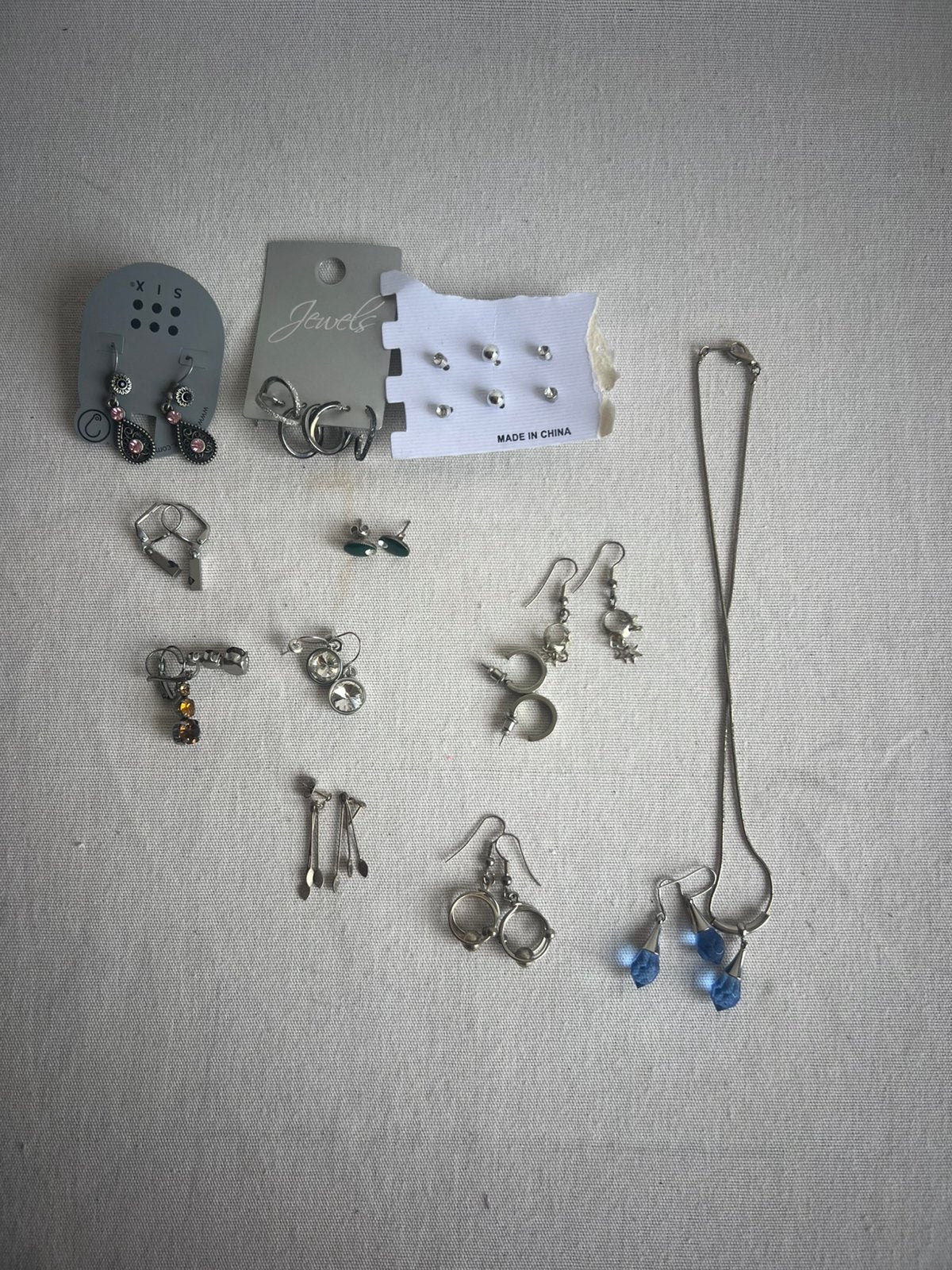 Oorbellen verzilverd. Knopjes. Hang. 1set met ketting, Overige materialen, Hangers, Ophalen of Verzenden, Zo goed als nieuw