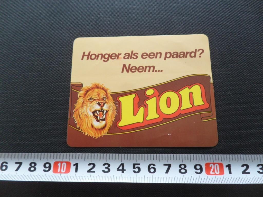 sticker LION Honger als een paard ? Neem .... LION *, Ophalen, Zo goed als nieuw