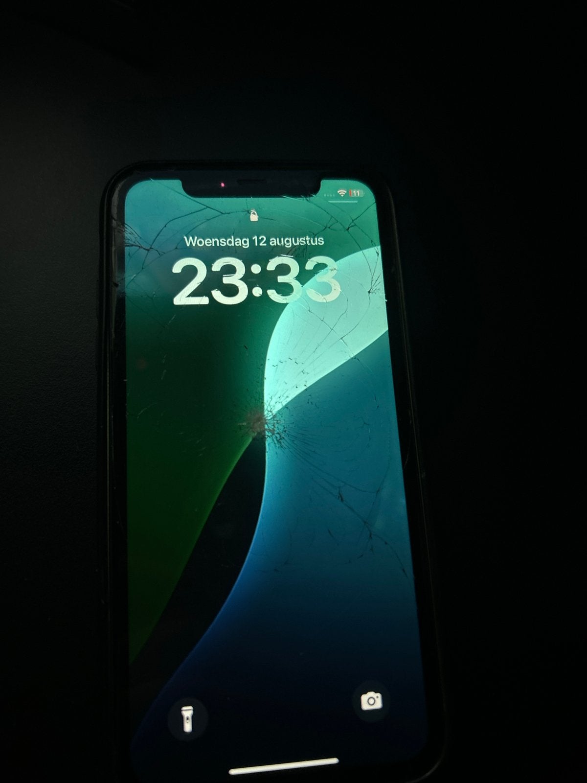 iPhone 11 met beschadigd scherm en achterkant, Ophalen, Gebruikt, 75 %, Geel