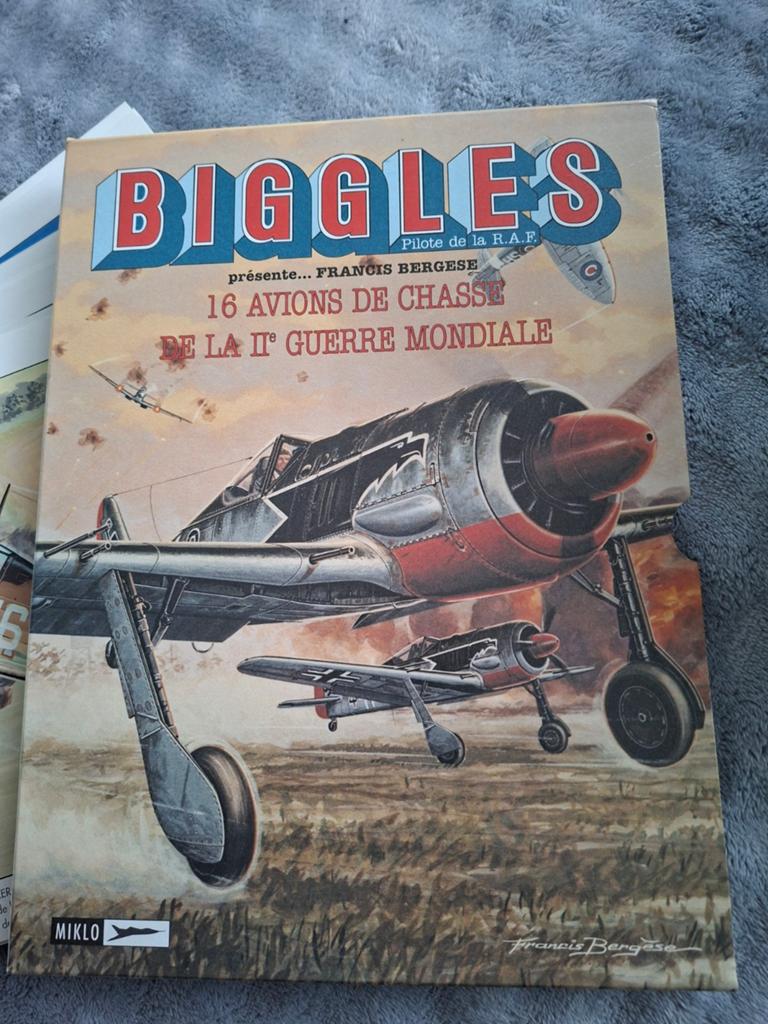 Biggles 16 Avions de Chasse map met tekeningen, Ophalen of Verzenden, Tweede Wereldoorlog