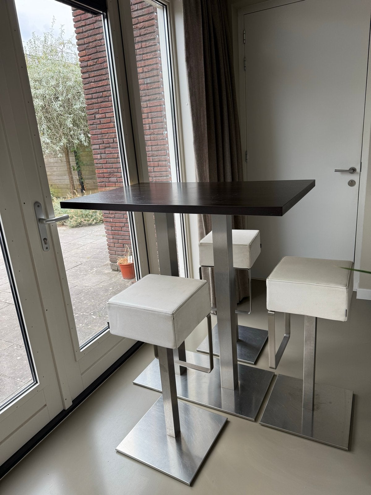 Stijlvolle bartafel met 3 barkrukken, Ophalen, Gebruikt, Met voetsteun, 90 cm of meer