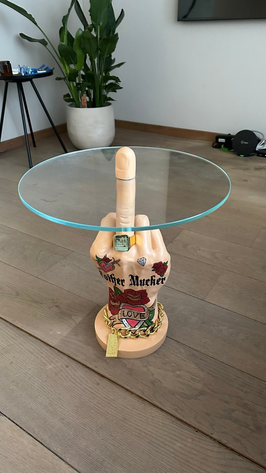 Bijzettafel 'Middle Finger' met glazen blad, Minder dan 55 cm, Tattoo art, Rond, Nieuw