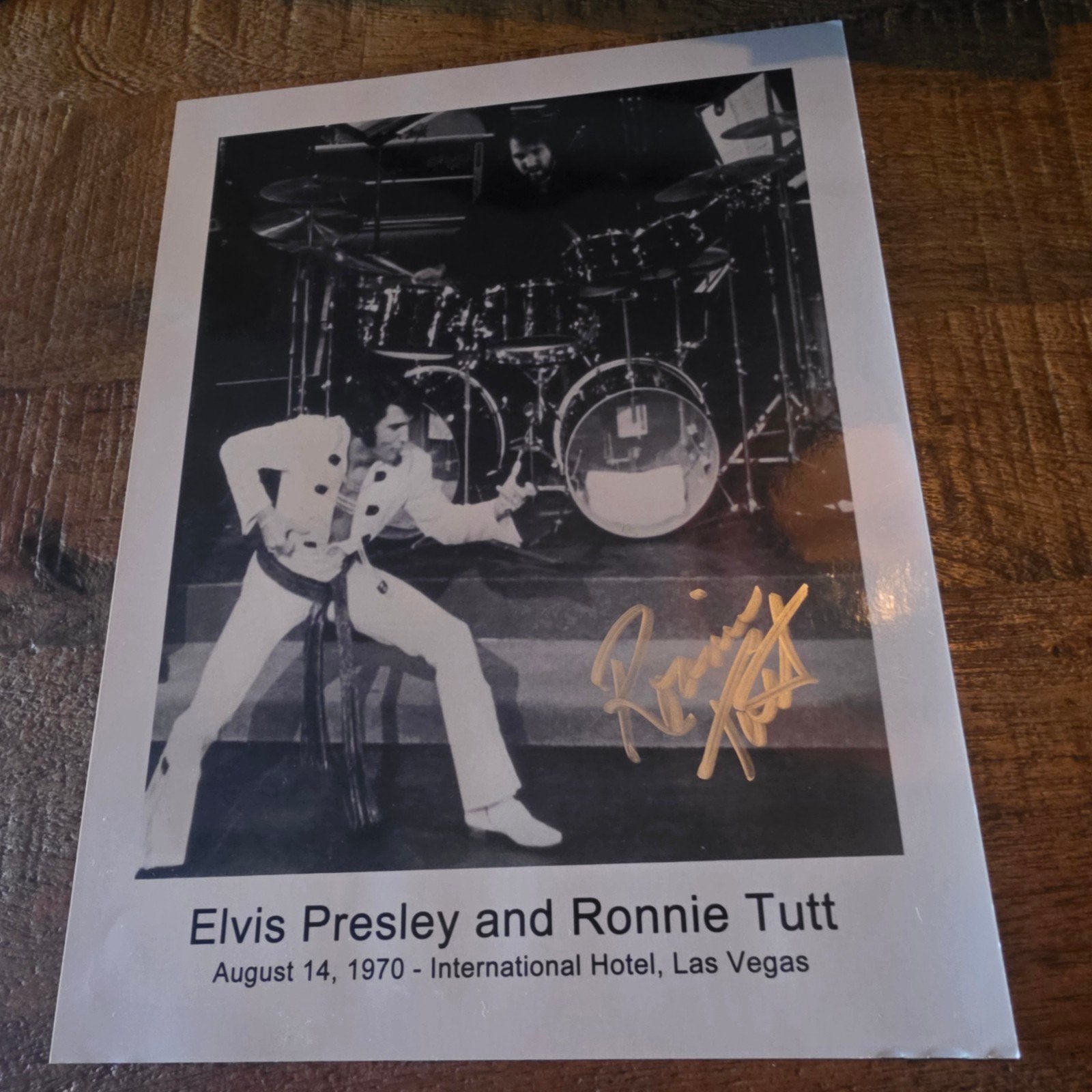 Gesigneerde foto Elvis Presley zn drummer Ronnie Tutt, Ophalen of Verzenden
