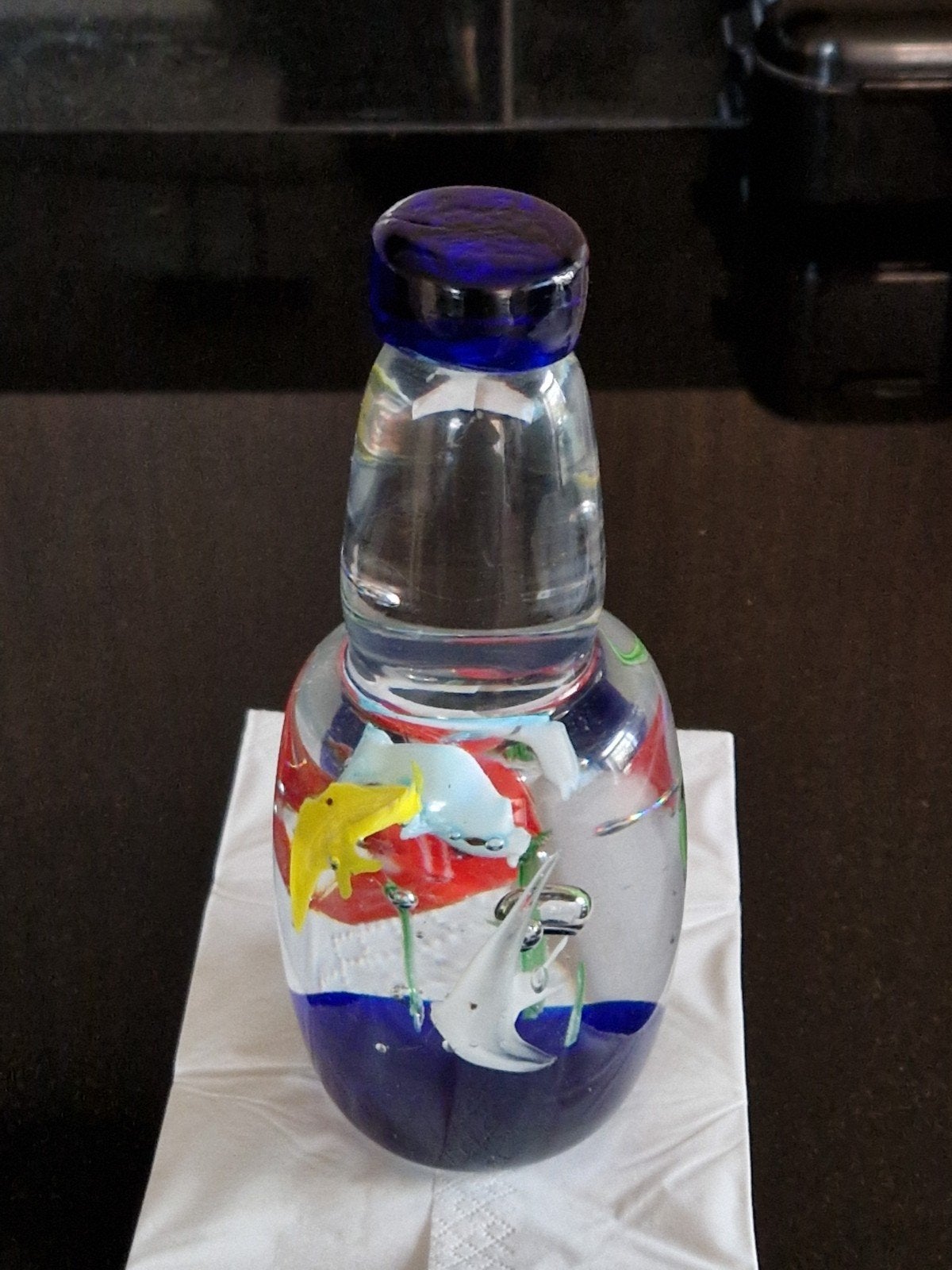 Murano Presse-papier i.v.v.een aquarium fles met vissen., Antiek en Kunst, Glas, 17 cm, Object, Handgemaakt