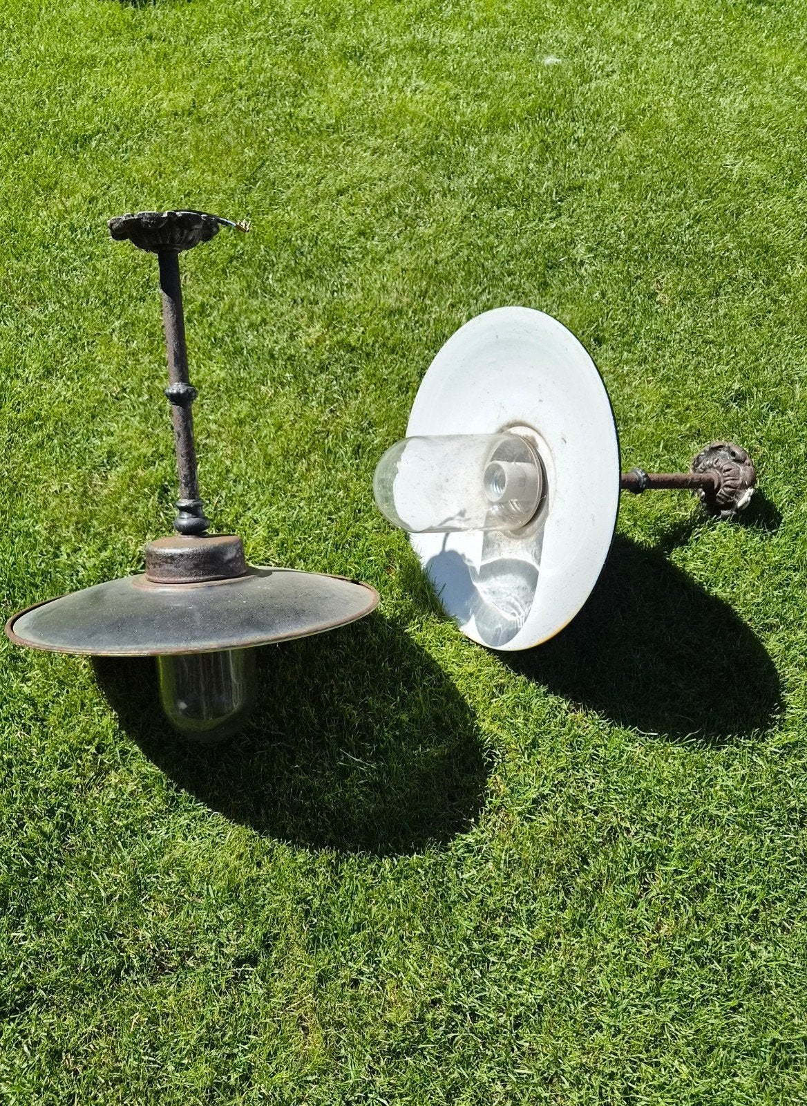 Set van 2 vintage hanglampen/stallampen - metaal en glas, Ophalen, Gebruikt, E27 (groot), Glas