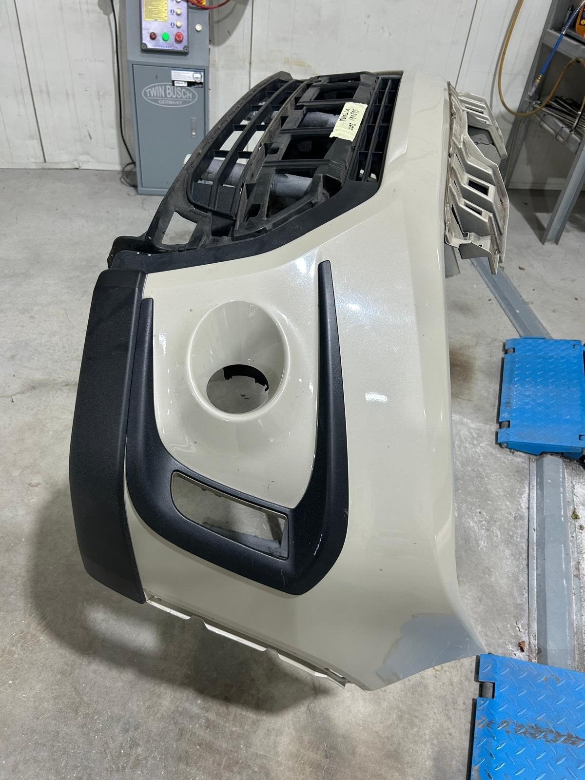 Suzuki Vitara voorbumper 2015 met lichte schade, Ophalen, Gebruikt, Voor, Bumper