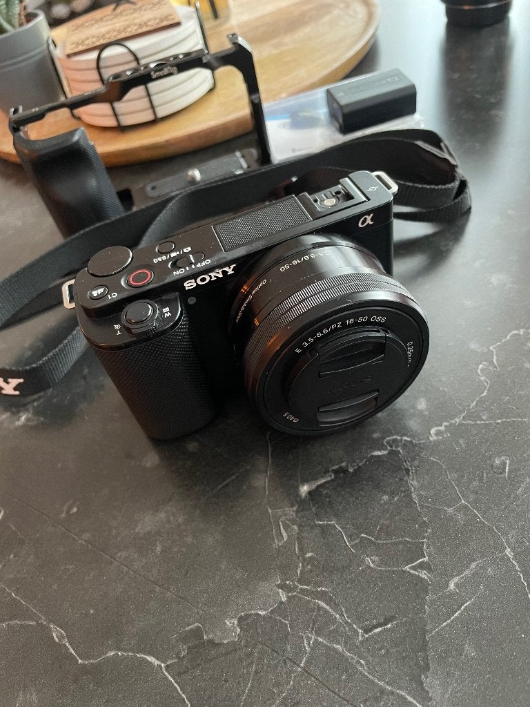 Sony ZVE-10 + Kitlens + Smallrig Cage + extra batterij, Audio, Tv en Foto, Fotocamera's Digitaal, Ophalen, Gebruikt, Bluetooth