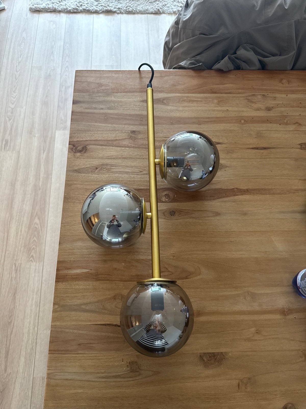 Moderne gouden hanglamp met 3 glazen bollen, Ophalen, Zo goed als nieuw, Glas, E14 (klein)