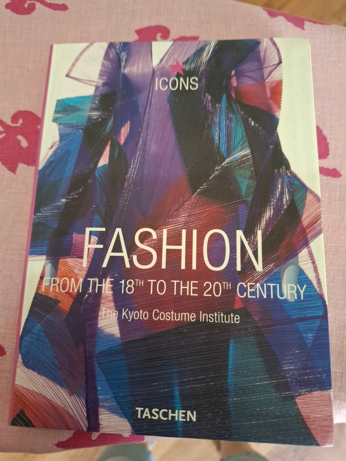 Icons Fashion: Van de 18e tot de 20e eeuw - Kyoto Costume In, Boeken, Ophalen of Verzenden, Zo goed als nieuw, Mode algemeen, The Kyoto Costume Institute