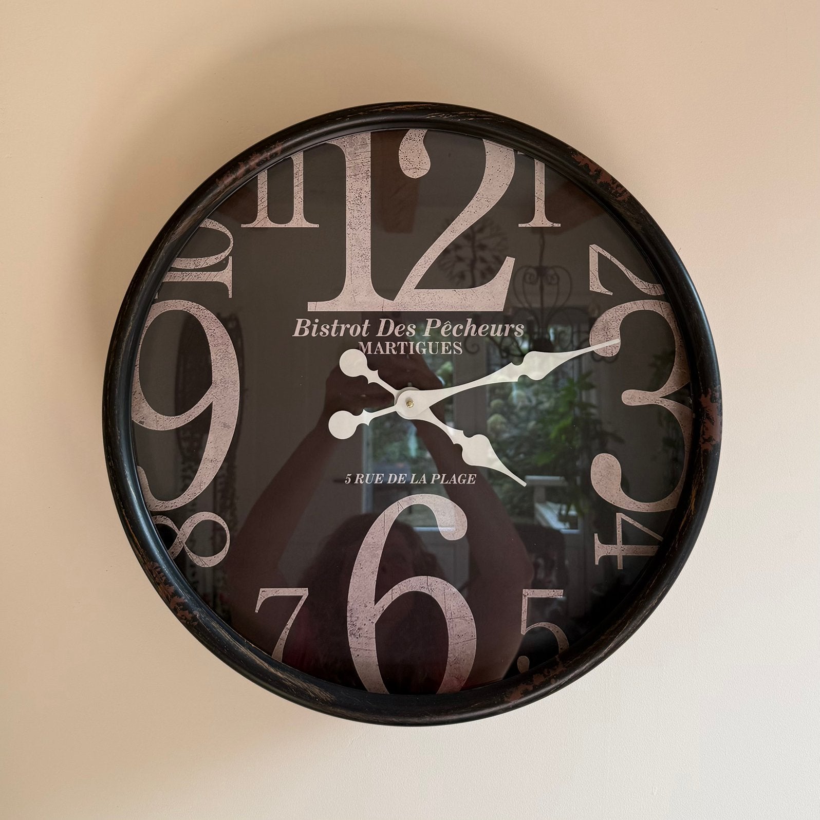Wandklok Ø 50 cm zwart wit goud Bistrot Des Pêcheurs, Huis en Inrichting, Ophalen, Wandklok, Analoog, Werkt op batterijen